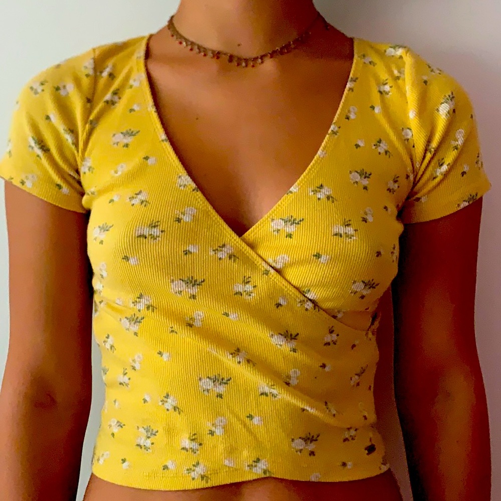 Cute yellow flower print tee🌻